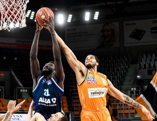 GER, BBL, Play offs, ratiopharm ulm vs Alba Berlin 05 06 2021, ratiopharm arena, Neu Ulm, GER, BBL, Play offs, ratiopharm ulm vs Alba Berlin, in picture Isaiah Wilkins Ulm, 11 can prevent Jean Marc Christ Koumadje Berlin, 21 from scoring a basket nordphotoxGmbHx xHafner nph00200