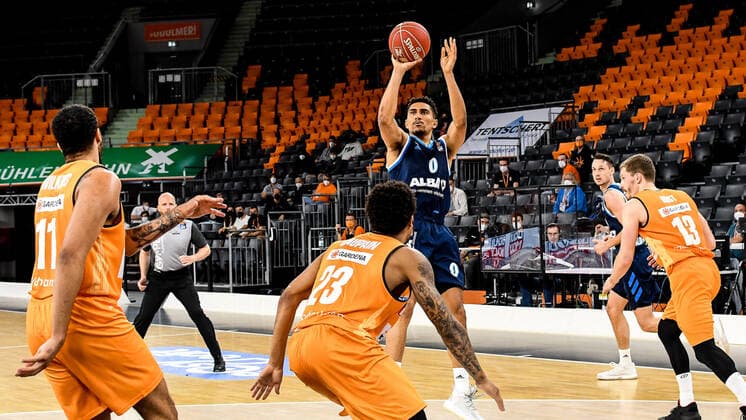 GER, BBL, Play offs, ratiopharm ulm vs Alba Berlin 05 06 2021, ratiopharm arena, Neu Ulm, GER, BBL, Play offs, ratiopharm ulm vs Alba Berlin, in the picture Maodo Lo Berlin, 0 throwing, Isaiah Wilkins Ulm, 11 , Troy Caupain Ulm, 23 and Andreas Obst Ulm, 13 as spectator nordphotoxGmbHx xHafner nph00200