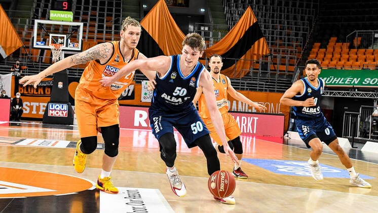 GER, BBL, Play-offs, ratiopharm ulm vs Alba Berlin 05.06.2021, ratiopharm arena, Neu-Ulm, GER, BBL, Play-offs, ratiopharm ulm vs Alba Berlin, im Bild Dylan Osetkowski (Ulm, 21) kann Ben Lammers (Berlin, 50) nicht aufhalten nordphotoxGmbHx xHafner nph00200