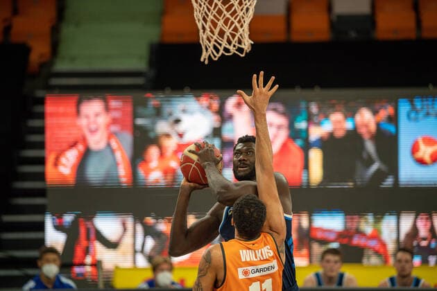 Christ Koumadje Alba Berlin, 21 , Isaiah Wilkins Ratiopharm Ulm 11 , Ratiopharm Ulm vs Alba Berlin, basketball, playoffs, game 4, season 2020 2021, 05 06 2021, Ratiopharm Ulm vs Alba Berlin, basketball, playoffs, game 4, season 2020 2021, 05 06 2021 New Ulm. Copyright: xEibner-Pressefoto SaschaxWaltherx EP_EER