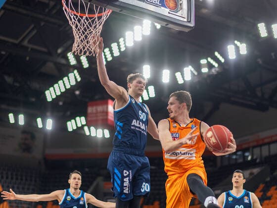 Ben Lammers Alba Berlin, 50 , Marcus Eriksson Alba Berlin, 08 , Andreas Obst Ratiopharm Ulm 13 , Simone Fontecchio Alba Berlin, 20 , Ratiopharm Ulm vs Alba Berlin, basketball, playoffs, game 4, season 2020 2021, 05 06 2021, Ratiopharm Ulm vs Alba Berlin, basketball, playoffs, game 4, season 2020 2021, 05 06 2021 New Ulm Copyright: xEibner-Pressefoto SaschaxWaltherx EP_EER