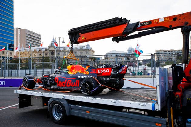 VERSTAPPEN Max (ned), Red Bull Racing Honda RB16B after his crash during the Formula 1 Azerbaijan Grand Prix 2021 from June 04 to 06, 2021 on the Baku City Circuit, in Baku, Azerbaijan - FORMULE 1 : Grand Prix d Azerbaidjan - Bakou - 06 06 2021 DPPI PANORAMIC  _B2_8151