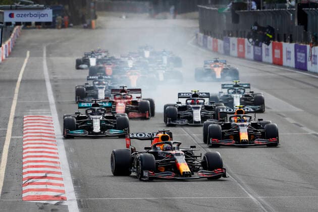 Restart, 33 VERSTAPPEN Max (nld), Red Bull Racing Honda RB16B, 11 PEREZ Sergio (mex), Red Bull Racing Honda RB16B, action during the Formula 1 Azerbaijan Grand Prix 2021 from June 04 to 06, 2021 on the Baku City Circuit, in Baku, Azerbaijan - FORMULE 1 : Grand Prix d Azerbaidjan - Bakou - 06 06 2021 DPPI PANORAMIC  _V2_0452