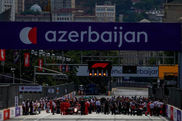 Starting grid, 16 LECLERC Charles (mco), Scuderia Ferrari SF21, action during the Formula 1 Azerbaijan Grand Prix 2021 from June 04 to 06, 2021 on the Baku City Circuit, in Baku, Azerbaijan - FORMULE 1 : Grand Prix d Azerbaidjan - Bakou - 06 06 2021 DPPI PANORAMIC  00121012_V2_9393JPG