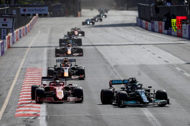 44 HAMILTON Lewis (gbr), Mercedes AMG F1 GP W12 E Performance overtakes 16 LECLERC Charles (mco), Scuderia Ferrari SF21, action during the Formula 1 Azerbaijan Grand Prix 2021 from June 04 to 06, 2021 on the Baku City Circuit, in Baku, Azerbaijan - FORMULE 1 : Grand Prix d Azerbaidjan - Bakou - 06 06 2021 DPPI PANORAMIC  00121012_V2_9649JPG