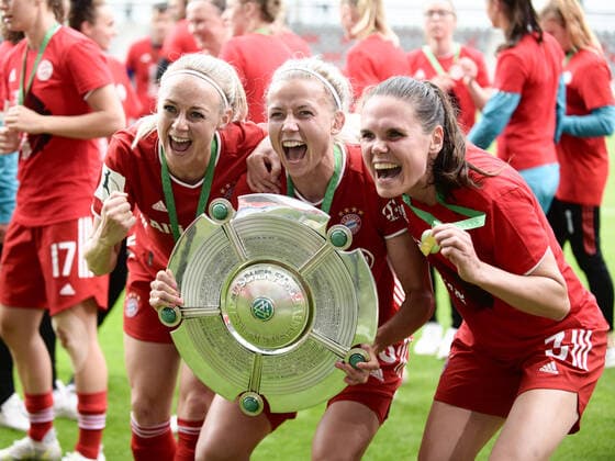 Bilder des Jahres 2021, Sport 06 Juni Sport Themen der Woche KW22 Sport Bilder des Tages Amanda Ilestedt (14 FC Bayern München) , Hanna, Glas (5 FC Bayern München) und Simone Boye Sorensen (3 FC Bayern München ) mit der Meisterschale beim Flyeralarm Frauen- Bundesligaspiel FC Bayern München - Eintracht Frankfurt in der Saison 2020 2021 am 06.06.2021 München FC Bayern Bayern Bayern Deutschland *** Amanda Ilestedt 14 FC Bayern Munich , Hanna, Glass 5 FC Bayern Munich and Simone Boye Sorensen 3 FC Bayern Munich with the championship trophy at the Flyeralarm womens Bundesliga match FC Bayern Munich Eintracht Frankfurt in the 2020 2021 season on 06 06 2021 Munich FC Bayern Bavaria Bayern Germany