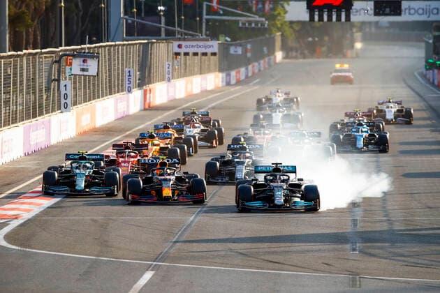 44 HAMILTON Lewis (gbr), Mercedes AMG F1 GP W12 E Performance, 11 PEREZ Sergio (mex), Red Bull Racing Honda RB16B, restart during the Formula 1 Azerbaijan Grand Prix 2021 from June 04 to 06, 2021 on the Baku City Circuit, in Baku, Azerbaijan - FORMULE 1 : Grand Prix d Azerbaidjan - Bakou - 06 06 2021 DPPI PANORAMIC  _B2_8226