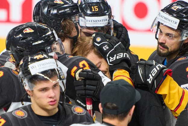 Bilder des Jahres 2021, Sport 06 Juni Sport Themen der Woche KW22 Sport Bilder des Tages Eishockey, WM, Spiel um Platz 3, USA - Deutschland Moritz Müller, Mueller 91 of Germany disappointed with Nikolas Krämmer 21 of Germany Moritz Seider 53 of Germany USA - GERMANY IIHF Ice hockey, Eishockey WORLD CHAMPIONSHIPS Final for 3rd place in Riga, Latvia, Lettland, June 6, 2021, Season 2020 2021