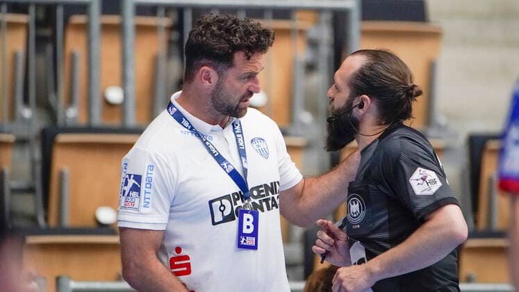 06 06 2021, Emslandarena, Lingen, GER, Handball Bundesliga, HSG Nordhorn Lingen vs TBV Lemgo Lippe, Coach Florian Kehrmann TBV Lemgo Lippe with referee, DFL REGULATES PROHIBIT ANY USE OF PHOTOGRAPHS AS IMAGE SEQUENCES AND OR QUASI VIDEO Lingen Lower Saxony Germany Emslandarena