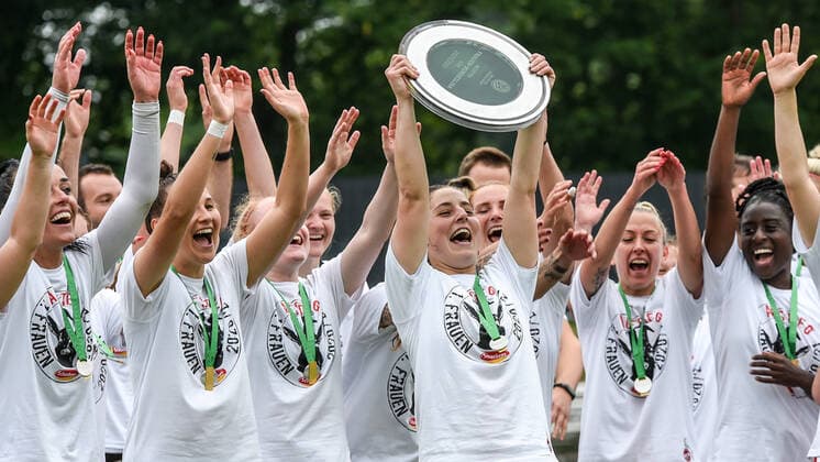 The players of 1 FC Köln with the championship cup, champion of the 2 Frauen Bundesliga Süd 2020 2021, , 06 06 2021, Cologne Germany , Football, 2 Frauen Bundesliga Süd, 1 FC Köln SG 99 Andernach, DFB DFL REGULATIONS PROHIBIT ANY USE OF PHOTOGRAPHS AS IMAGE SEQUENCES AND OR QUASI VIDEO xmhx