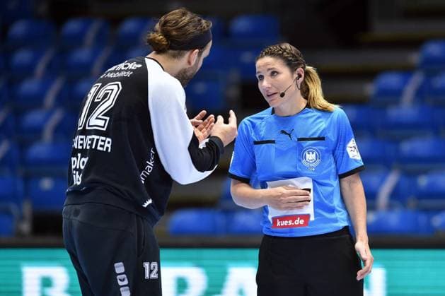 Silvio Heinevetter goalkeeper MT Melsungen discusses with referee Tanja Kuttler R , MT Melsungen HSG Wetzlar, Handball, 1 Bundesliga Maenner, 06 06 2021, MT Melsungen HSG Wetzlar, Handball, GER, 1 Bundesliga Maenner, 06 06 2021 Kassel Copyright: xEibner-Pressefoto-xRolandxSippelx
