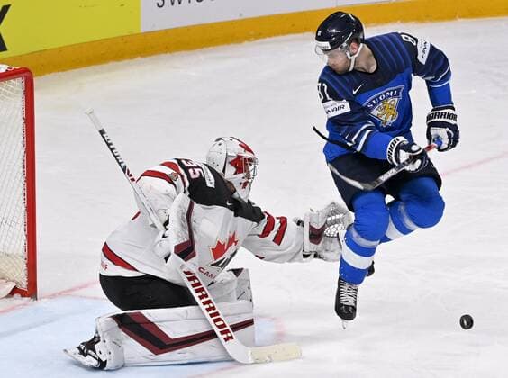 Iiro Pakarinen of Finland (right) disturbs goalkeeper Darcy Kuemper of Canada during 2021 IIHF Ice hockey, Eishockey World Championships final Finland vs Canada in Riga, Latvia on Sunday, June 6, 2021. Riika, Riga Latvia LKFTJK20210606221014TXHH  Copyright: xJussixNukarix