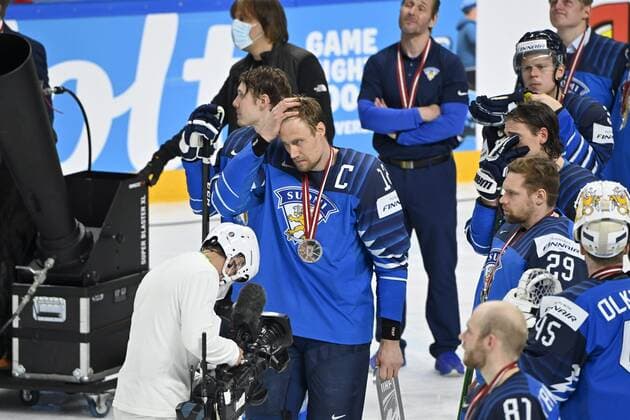 Eishockey, WM, Finale, Kanada ist Weltmeister Disappointed captain Marko Anttila of Finland (middle) and team mates during medal ceremony after 2-3 defeat at the 2021 IIHF Ice hockey, Eishockey World Championships final Finland vs Canada in Riga, Latvia on Sunday, June 6, 2021. Riika, Riga Latvia LKFTJK20210606230334DAGQ  Copyright: xJussixNukarix