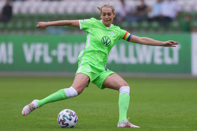 v li Lena Goeßling VfL Wolfsburg, 28 on the ball, crop, single image, full body, action, game scene, THE DFB REGULATIONS PROHIBIT ANY USE OF PHOTOGRAPHS AS IMAGE SEQUENCES AND OR QUASI VIDEO , 06 06 2021, Wolfsburg Germany , Football, Flyeralarm Frauen Bundesliga, VfL Wolfsburg SV Werder Bremen xobx