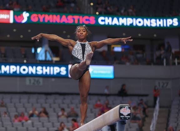 Bilder des Jahres 2021, Sport 06 Juni Sport Themen der Woche KW22 June 6, 2021: Simone Biles warms up on the balance beam during Day 2 of the Senior Women s 2021 U.S. Gymnastics Championships at Dickies Arena in Fort Worth, TX. CSM Fort Worth United States of America - ZUMAc04_ 20210606_zaf_c04_219 Copyright: xKylexOkitax
