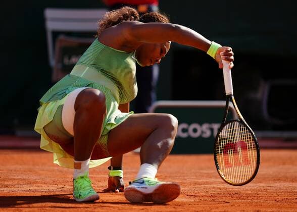 Mandatory Credit: Photo by Javier Garcia BPI Shutterstock (12019127ek) Serena Williams falls over during her fourth round defeat French Open Tennis, Day Eight, Roland Garros, Paris, France - 06 Jun 2021 French Open Tennis, Day Eight, Roland Garros, Paris, France - 06 Jun 2021  Copyright: xJavierxGarcia BPI Shutterstockx 12019127ek