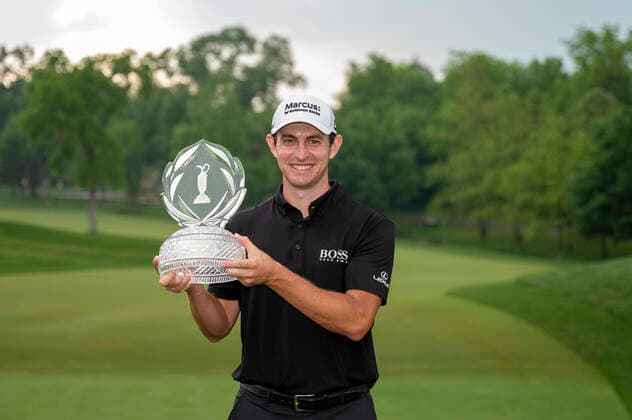 Bilder des Jahres 2021, Sport 06 Juni Sport Themen der Woche KW22 DUBLIN, OH - JUNE 06: Patrick Cantlay (USA) holds the trophy after winning the sudden death playoff of the Memorial Tournament at Muirfield Village Golf Club in Dublin, Ohio on June 06, 2021. (Photo by Shelley Lipton Icon Sportswire) GOLF: JUN 06 PGA, Golf Herren - the Memorial Tournament Icon21060611384