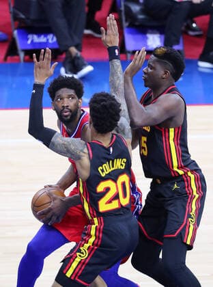 June 6, 2021, Philadelphia, PA, USA: Atlanta Hawks forward John Collins and center Clint Capela (right) double team Philadelphia 76ers center Joel Embiid during the first quarter in a NBA, Basketball Herren, USA second round Eastern Conference playoff basketball game on Sunday, Jun 6, 2021, in Philadelphia. Philadelphia USA - ZUMAm67_ 0120587785st Copyright: xCurtisxComptonx