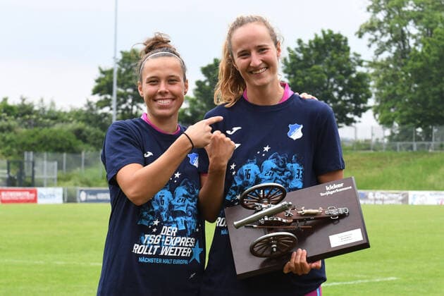 Bilder des Jahres 2021, Sport 06 Juni Sport Themen der Woche KW22 V.l.n.r. Nicole Billa mit Fabienne Dongus ( beide TSG 1899 Hoffenheim Frauen ) und Torjaegerkanone. 06.06.2021, Fussball, Frauen Fussball Bundesliga, MSV Duisburg Frauen vs TSG 1899 Hoffenheim Frauen DFL REGULATIONS PROHIBIT ANY USE OF PHOTOGRAPHS AS IMAGE SEQUENCES AND OR QUASI-VIDEO 06.06.2021, Fussball, Frauen Fussball Bundesliga, MSV Duisburg Frauen vs TSG 1899 Hoffenheim Frauen Duisburg *** V l n r Nicole Billa with Fabienne Dongus both TSG 1899 Hoffenheim Women and Torjaegerkanone 06 06 2021, Football, Women Football Bundesliga, MSV Duisburg Women vs TSG 1899 Hoffenheim Women DFL REGULATES PROHIBIT ANY USE OF PHOTOGRAPHS AS IMAGE SEQUENCES AND OR QUASI VIDEO 06 06 2021, Football, Women Football Bundesliga, MSV Duisburg Women vs TSG 1899 Hoffenheim Women Duisburg Copyright: xEibner-Pressefotox