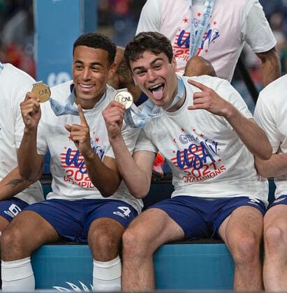 Bilder des Jahres 2021, Sport 06 Juni Sport Themen der Woche KW22 June 6, 2021, Denver, Colorado, U.S: Team USA MF TYLER ADAMS, left, and team mate Giovanni Reyna, right, yuck it up on stage after winning the Gold Medal Sunday evening at Empower Field at Mile High. USA beats Mexico 3-2 in Overtime on a Penalty Kick by Giovanni Reyna and win the Inaugural Concacaf Nations League Cup. Denver U.S. - ZUMAav4_ 20210606_zaf_av4_002 Copyright: xHectorxAcevedox