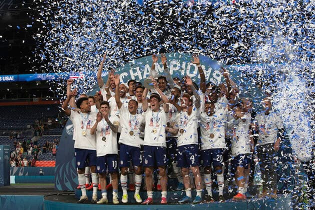June 6, 2021, Denver, Colorado, U.S: Team USA gets up on stage as the Champions Sunday evening at Empower Field at Mile High and celebrate the win. USA beats Mexico 3-2 in Overtime on a Penalty Kick by CHRISTIAN PULISIC, with trophy, and win the Inaugural Concacaf Nations League Cup. Denver U.S. - ZUMAav4_ 20210606_zaf_av4_004 Copyright: xHectorxAcevedox