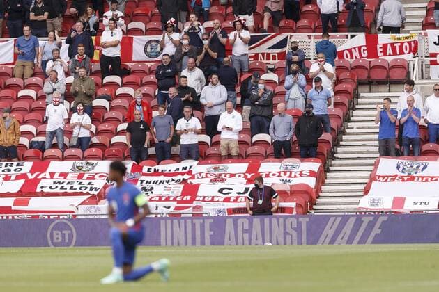Some England fans applaud as the players take a knee before the International Friendly, Länderspiel, Nationalmannschaft match between England and Romania at Riverside Stadium on June 6th 2021 in Middlesbrough, England Where: Middlesbrough, North Yorkshire, United Kingdom When: 06 Jun 2021 Credit: Daniel phcimages Cover Images **NOT AVAILABLE FOR PUBLICATION IN UK NEWSPAPERS** Copyright: xDaniel phcimages CoverxImagesx 41484247 EDITORIAL USE ONLY. RESTRICTED TO NEWSPAPERS BASED IN THE UK