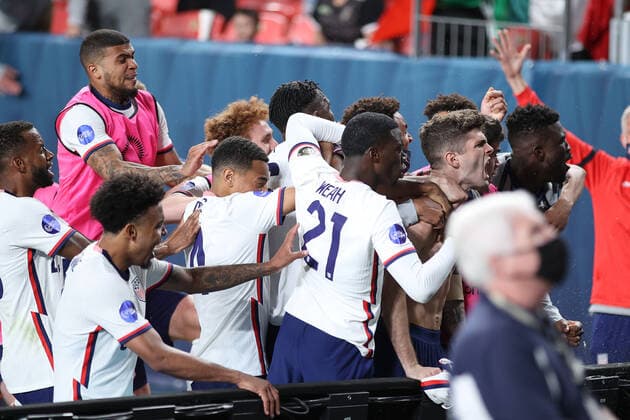 DENVER, CO - JUNE 06: United States forward Christian Pulisic (10) celebrates with teammates after scoring a goal from a penalty kick in extra time action during the CONCACAF Nations League finals between Mexico and the United States on June 06, 2021, at Empower Field at Mile High in Denver, CO. (Photo by Robin Alam Icon Sportswire) SOCCER: JUN 06 Concacaf Nations League Final - Mexico v United States Icon164210606025