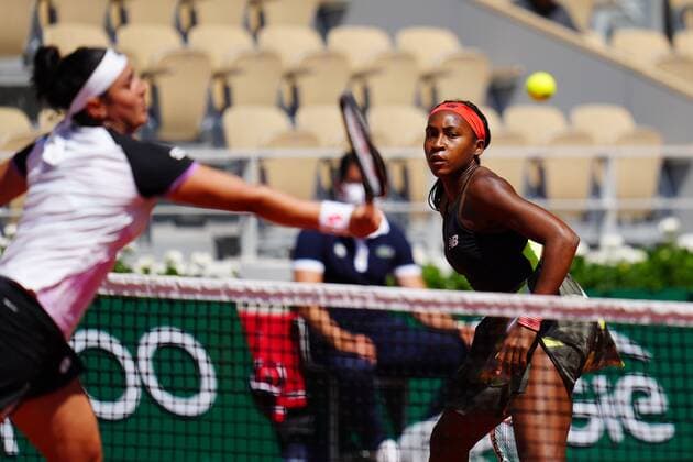 Mandatory Credit: Photo by Javier Garcia BPI Shutterstock (12019129bb) Ons Jabeur and Coco Gauff in fourth round action French Open Tennis, Day Nine, Roland Garros, Paris, France - 07 Jun 2021 French Open Tennis, Day Nine, Roland Garros, Paris, France - 07 Jun 2021  Copyright: xJavierxGarcia BPI Shutterstockx 12019129bb