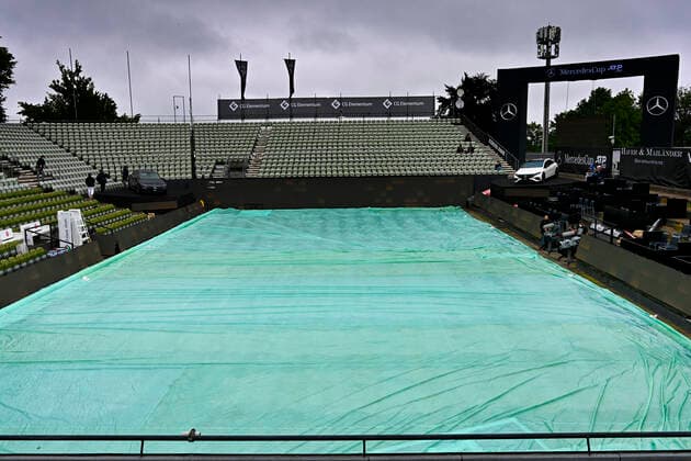 Rain interruption Qualification will take place in Stammheim due to persistent rain Rain tarpaulin on grass 07 06 2021 Tennis MercedesCup Stuttgart 2021 Weißenhof ATP 07 13 06 2021 Tennis MercedesCup Stuttgart 2021