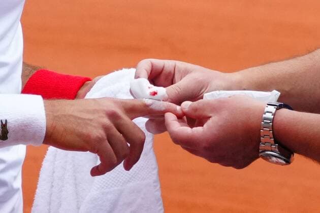 Sport Bilder des Tages Mandatory Credit: Photo by Javier Garcia BPI Shutterstock (12019129gw) Novak Djokovic receives treatment for his finger, injured while falling to the floor to take a shot French Open Tennis, Day Nine, Roland Garros, Paris, France - 07 Jun 2021 French Open Tennis, Day Nine, Roland Garros, Paris, France - 07 Jun 2021  Copyright: xJavierxGarcia BPI Shutterstockx 12019129gw