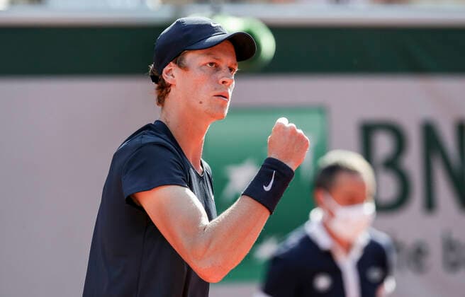 TENNIS - French Open 2021 PARIS,FRANCE,07.June.21 - TENNIS - ATP, Tennis Herren World Tour, French Open, Roland Garros, Grand Slam. Image shows the rejoicing of Jannik Sinner (ITA).  GEPAxpictures xPatrickxSteiner