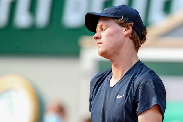 TENNIS - French Open 2021 PARIS,FRANCE,07.June.21 - TENNIS - ATP, Tennis Herren World Tour, French Open, Roland Garros, Grand Slam. Image shows the disappointment of Jannik Sinner (ITA).  GEPAxpictures xPatrickxSteiner