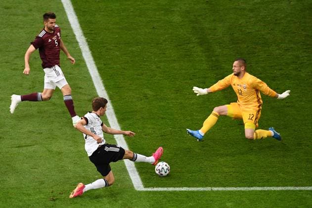 07 06 2021, xjhx, football friendly, Germany DFB Latvia LFF emspor, v l Antonijs Cernomordijs Latvia LFF , Thomas Mueller Müller German Football National Team DFB , Roberts Ozols Latvia LFF DFL DFB REGULATIONS PROHIBIT ANY USE OF PHOTOGRAPHS as IMAGE SEQUENCES and or QUASI VIDEO Duesseldorf