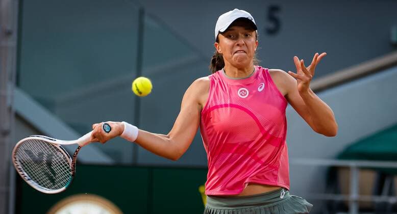 Mandatory Credit: Photo by Rob Prange Shutterstock (12019128de) Iga Swiatek of Poland in action during the fourth round of the 2021 Roland Garros Grand Slam Tournament French Open Tennis, Day Nine, Roland Garros, Paris, France - 07 Jun 2021 French Open Tennis, Day Nine, Roland Garros, Paris, France - 07 Jun 2021  Copyright: xRobxPrange Shutterstockx 12019128de