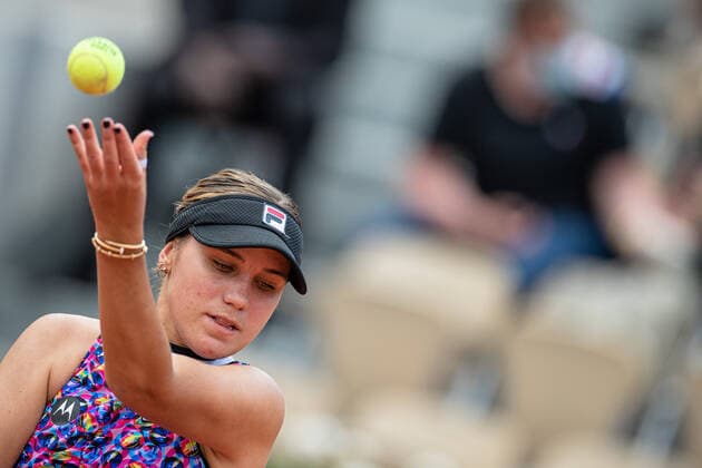 (210608) -- PARIS, June 8, 2021 -- Sofia Kenin of the United States serves during the women s singles fourth round match between Sofia Kenin of the United States and Maria Sakkari of Greece at the French Open tennis tournament at Roland Garros in Paris, France, June 7, 2021. (Photo by Aurelien Morissard Xinhua) (SP)FRANCE-PARIS-TENNIS-ROLAND GARROS-FRENCH OPEN-DAY 9 AoxLeilian¡¤molisaer 