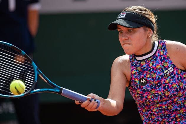 (210608) -- PARIS, June 8, 2021 -- Sofia Kenin of the United States hits a return during the women s singles fourth round match between Sofia Kenin of the United States and Maria Sakkari of Greece at the French Open tennis tournament at Roland Garros in Paris, France, June 7, 2021. (Photo by Aurelien Morissard Xinhua) (SP)FRANCE-PARIS-TENNIS-ROLAND GARROS-FRENCH OPEN-DAY 9 AoxLeilian¡¤molisaer 