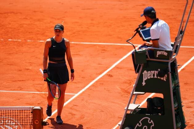 Mandatory Credit: Photo by Javier Garcia BPI Shutterstock (12042203dg) Paula Badosa receives a code violation warning during her quarter final match French Open Tennis, Day Ten, Roland Garros, Paris, France - 08 Jun 2021 French Open Tennis, Day Ten, Roland Garros, Paris, France - 08 Jun 2021  Copyright: xJavierxGarcia BPI Shutterstockx 12042203dg