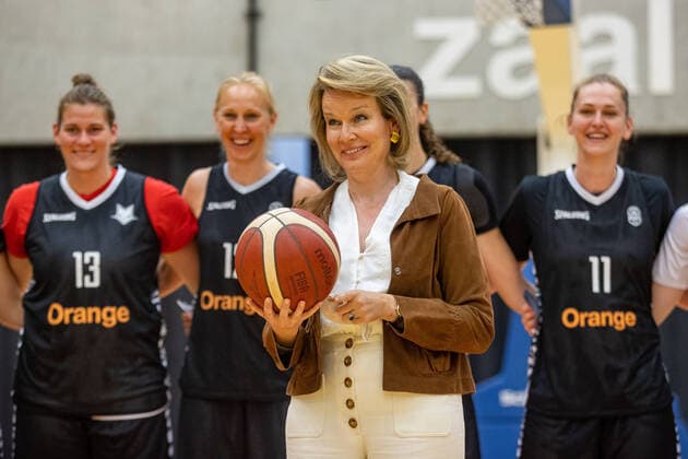 Bilder des Jahres 2021, Sport 06 Juni Sport Bilder des Tages Queen Mathilde of Belgium pictured during a royal visit to the Belgian Cats, the Belgian national women s basketball team, in Kortrijk, Tuesday 08 June 2021. The Belgian Cats are participating in the Olympic Games, Olympische Spiele, Olympia, OS in Tokyo. After a round table discussion, the Queen will attend a training session and have a conversation with the basketball players at the Lange Munte sports campus in Kortrijk. KURTxDESPLENTER  x2809271x