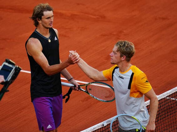 Mandatory Credit: Photo by Javier Garcia BPI Shutterstock (12042203lh) Alexander Zverev shakes hands with Alejandro Davidovich Fokina after winning his quarter final match French Open Tennis, Day Ten, Roland Garros, Paris, France - 08 Jun 2021 French Open Tennis, Day Ten, Roland Garros, Paris, France - 08 Jun 2021  Copyright: xJavierxGarcia BPI Shutterstockx 12042203lh