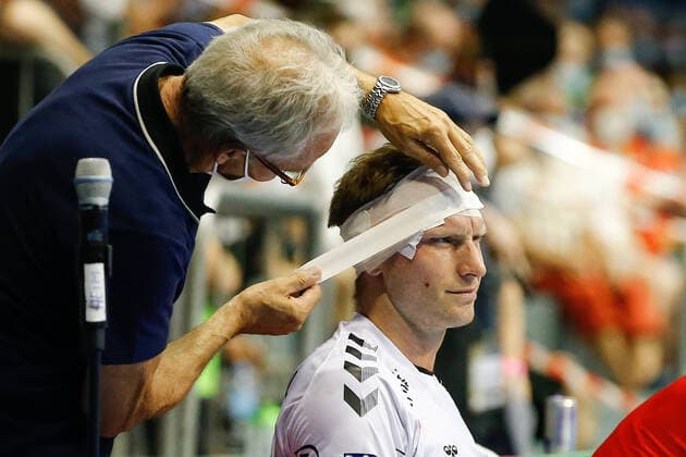 Bilder des Jahres 2021, Sport 06 Juni 08.06.2021, xgox, Handball Liqui Moly HBL, SC Magdeburg - THW Kiel, v.l. Steffen Weinhold (Kiel, 13) am Kopf verletzt, Verletzung, Wunde, Platzwunde, Blut Magdeburg *** 08 06 2021, xgox, handball Liqui Moly HBL, SC Magdeburg THW Kiel, v l Steffen Weinhold Kiel, 13 injured on the head, injury, wound, laceration, blood Magdeburg