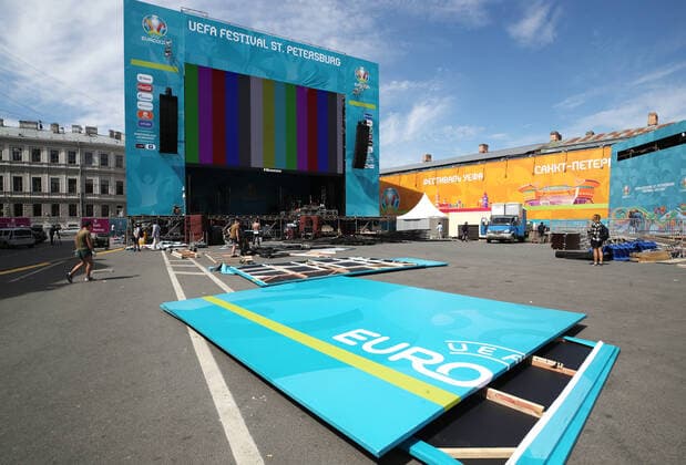 ST PETERSBURG, RUSSIA â€“ JUNE 9, 2021: Setting up a screen at the opening of a football village in Konyushennaya Square ahead of the UEFA EURO, EM, Europameisterschaft,Fussball 2020 Championship. Entry to the fan zone is free and does not require a Fan-ID or a negative PCR test for coronavirus; no more than 5 thousand people will be allowed in. Alexander Demianchuk TASS  TS1041F8