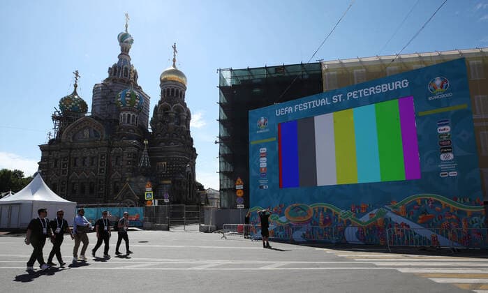 Sport Bilder des Tages ST PETERSBURG, RUSSIA â€“ JUNE 9, 2021: A screen at a football village in Konyushennaya Square ahead of the UEFA EURO, EM, Europameisterschaft,Fussball 2020 Championship. Entry to the fan zone is free and does not require a Fan-ID or a negative PCR test for coronavirus; no more than 5 thousand people will be allowed in. Pictured in the back is the Church of the Savior on Spilled Blood. Alexander Demianchuk TASS  TS104209