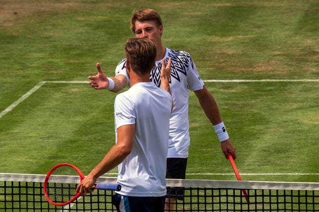 Ilya Ivashka BLR congratulates Peter Gojowczyk GER for match win Germany, Stuttgart, 09 06 2021, Tennis, ATP250, MercedesCup 2021, 1 Round, P Gojowczyk GER I Ivashka BLR , TC Weissenhof Foto A2 Bildagentur Peter Hartenfelser