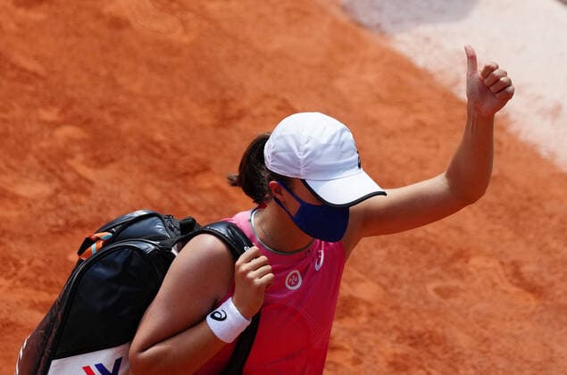 (210609) -- PARIS, June 9, 2021 -- Iga Swiatek of Poland leaves the court after the women s singles quarterfinal match between Maria Sakkari of Greece and Iga Swiatek of Poland at the French Open tennis tournament at Roland Garros in Paris, France, June 9, 2021. ) (SP)FRANCE-PARIS-TENNIS-ROLAND GARROS-FRENCH OPEN-WOMEN S SINGLES GaoxJing 