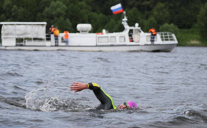 Bilder des Jahres 2021, Sport 06 Juni Sport Bilder des Tages IVANOVO REGION, RUSSIA - JUNE 9, 2021: Russian swimming champion Serafim Chursin trains for the Swimcup Volga 2021 open water swimming contest to be held on July 4 in the town of Kineshma. According to a statement by the Ivanovo Region government, about 300 swimmers are to compete in the tournament over the distances of 1.km and 5km. Vladimir Smirnov TASS  TS104260