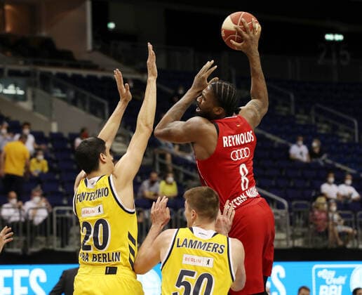 Simone Fontecchio, Ben Lammers, Jalen Reynolds Action Game Scene Duel Sports Basketball Play Off Final BBL Bundesliga Men Season 2020 2021 09 06 2021 ALBA Berlin vs FC Bayern München