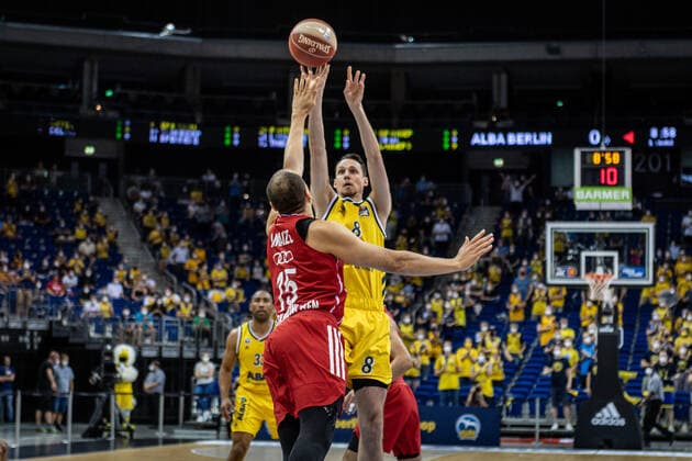 Basketball Berlin 09 06 2021 1 Bundesliga easyCredit BBL Season 2020 2021 Playoffs Final Game 1 Alba Berlin FC Bayern Munich Marcus Eriksson Alba Berlin, No 08 Robin Amaize Munich, No 15