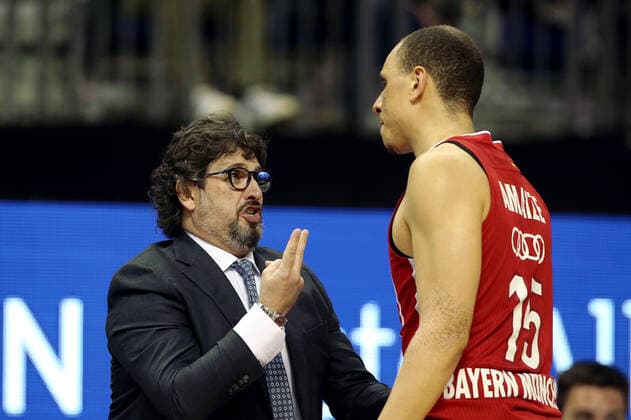 Trainer Andrea Trinchieri redend, Robin Amaize Basketball Play Off Finale BBL Bundesliga Herren Saison 2020 2021 09.06.2021 ALBA Berlin vs. FC Bayern München