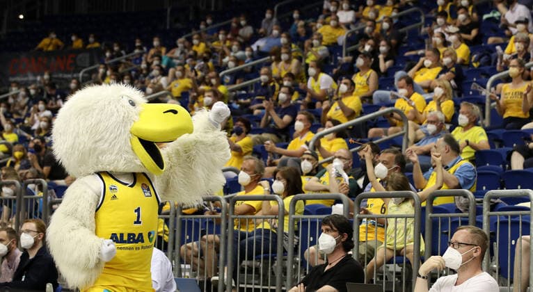Maskottchen Albatros Fans auf der Tribüne Basketball Play Off Finale BBL Bundesliga Herren Saison 2020 2021 09.06.2021 ALBA Berlin vs. FC Bayern München