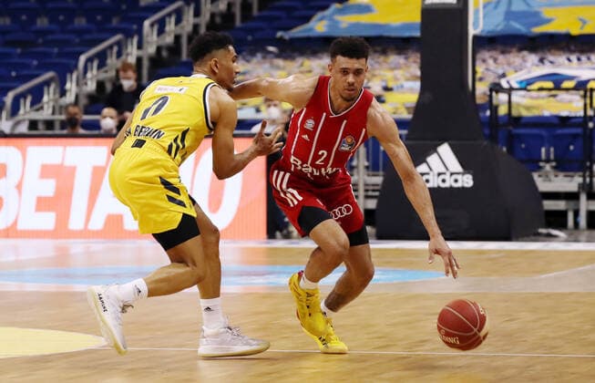 Maodo Lo, Wade Baldwin Aktion Spielszene Zweikampf Basketball Play Off Finale BBL Bundesliga Herren Saison 2020 2021 09.06.2021 ALBA Berlin vs. FC Bayern München